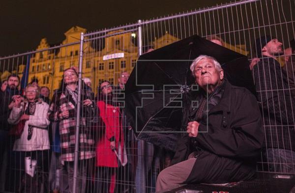 Multitudinaria protesta en Praga contra el jefe del Estado Milos Zeman